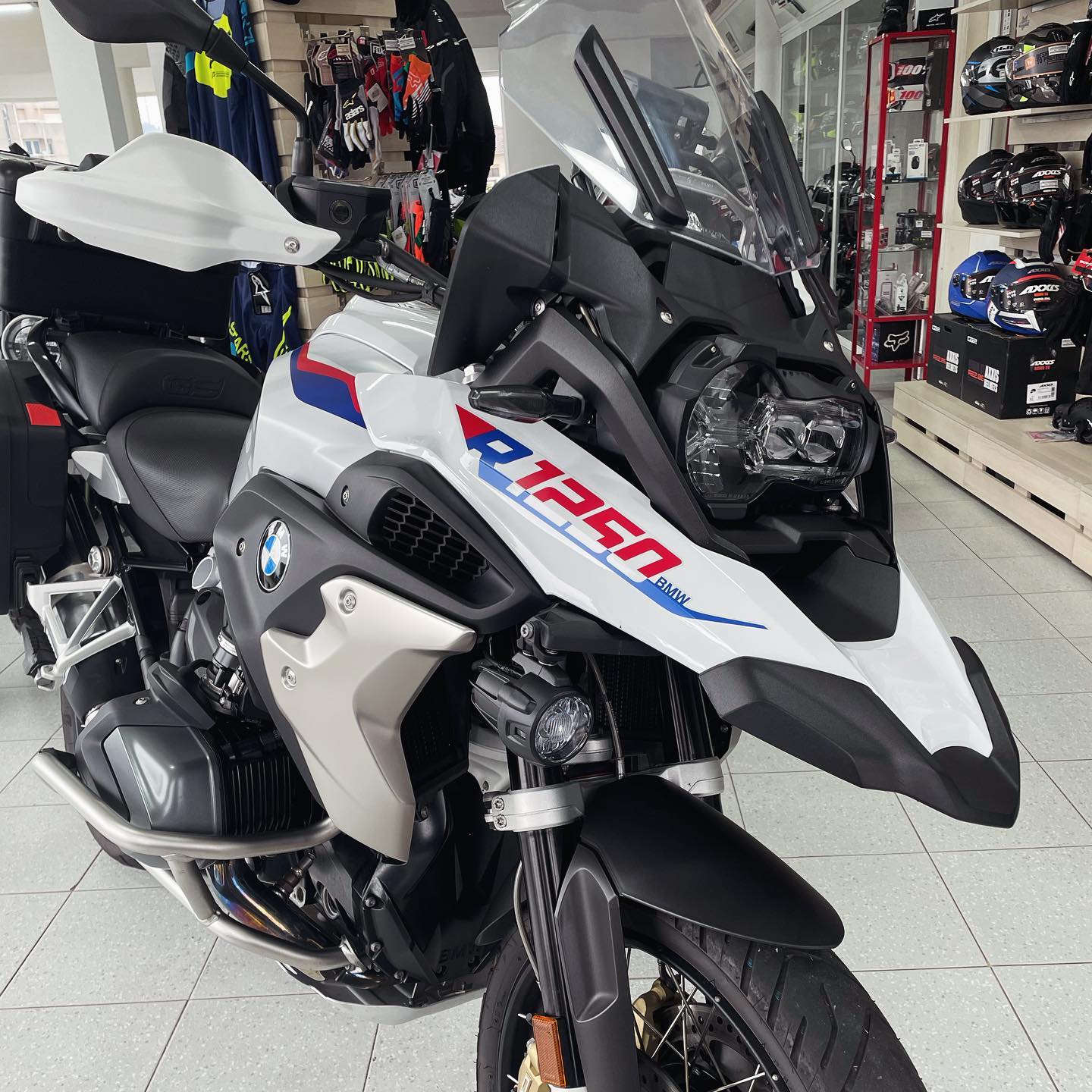 BMW R 1250 GS Rallye fotografada no stand Felmoto