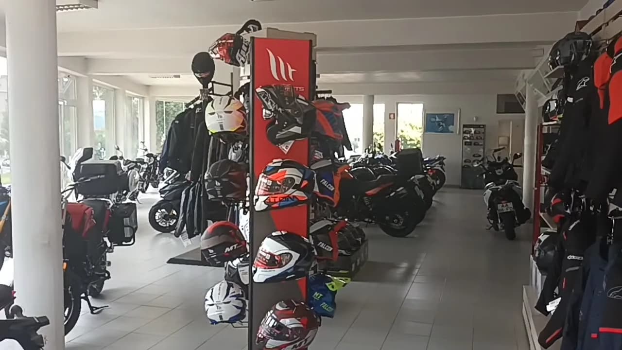 Interior da loja Felmoto, com motas, capacetes e equipamento