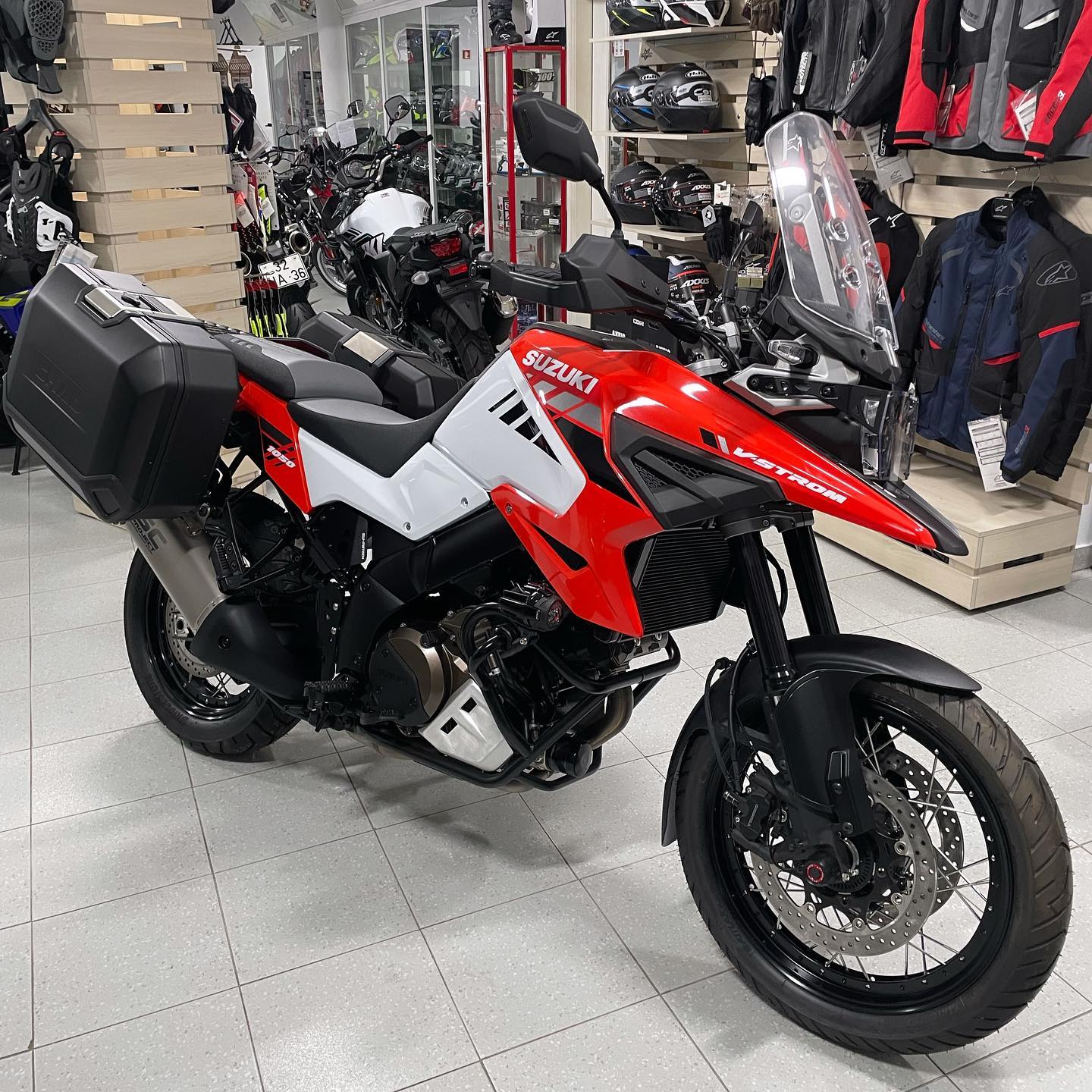 Suzuki V-Strom 1050XT fotografada no stand Felmoto
