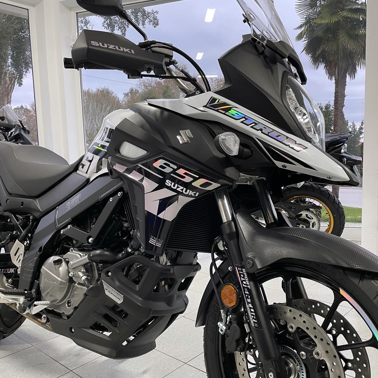 Suzuki V-Strom 650A fotografada no stand Felmoto