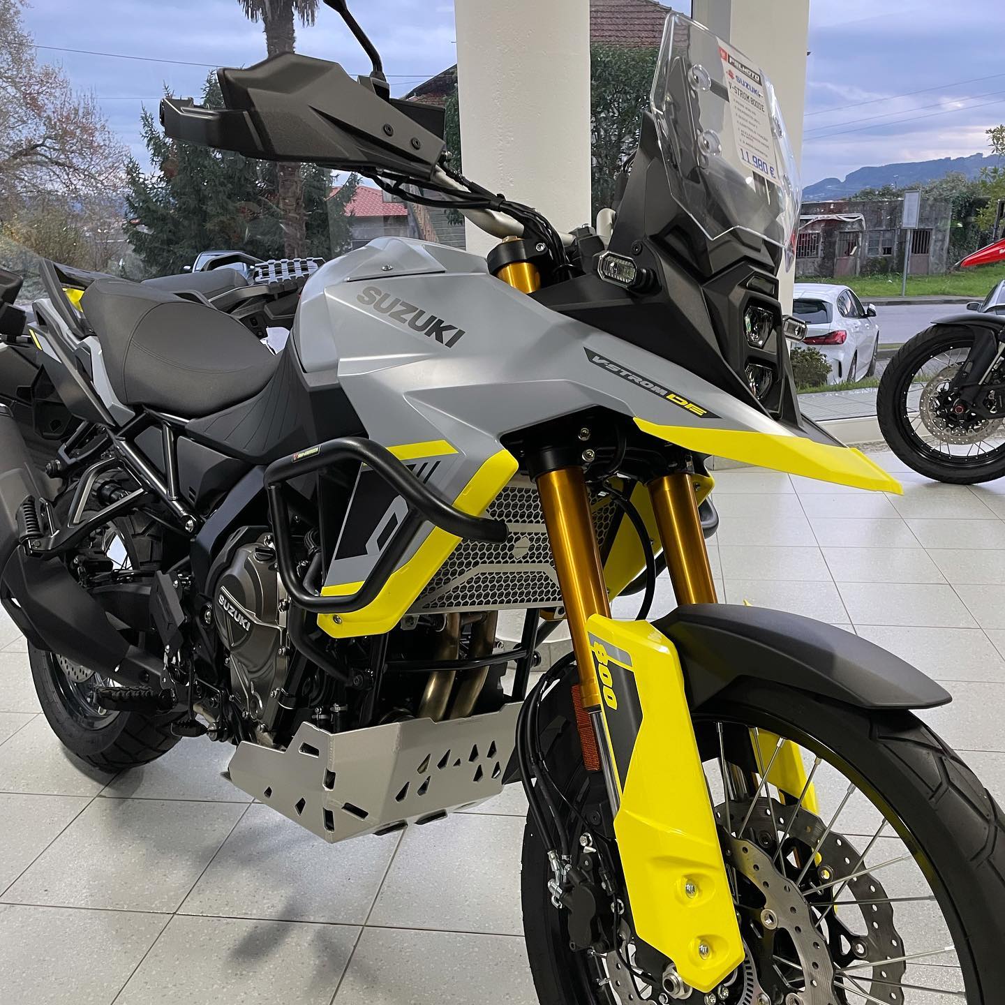 Suzuki V-Strom 800DE fotografada no stand Felmoto